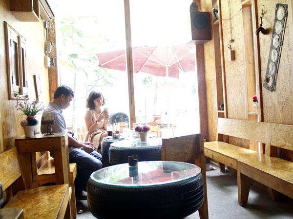 &ldquo;M&igrave;nh rất ấn tượng với qu&aacute;n bởi một phong c&aacute;ch lạ mắt, tận dụng được những đồ vật bỏ đi để tạo n&ecirc;n một kh&ocirc;ng gian đẹp, vừa g&oacute;p phần bảo vệ m&ocirc;i trường&rdquo;  - chị L&ecirc; Nguyễn Hương Giang, một kh&aacute;ch h&agrave;ng cho biết.