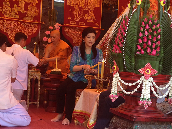 Bà Yingluck đang làm gì?
