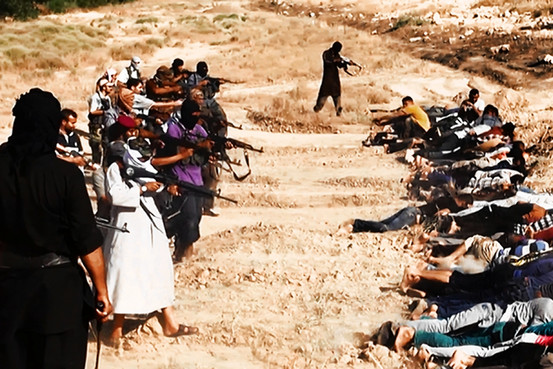 C&aacute;c tay s&uacute;ng ISIL tung h&igrave;nh ảnh h&agrave;nh quyết cả ng&agrave;n binh l&iacute;nh Iraq l&ecirc;n mạng. Ảnh: AP