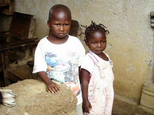 Hơn 3.700 trẻ em mồ côi vì Ebola