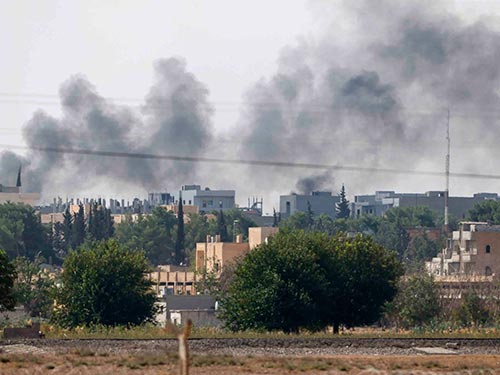 TP Kobani chìm trong khói lửa của chiến sự hôm 9-10 Ảnh: REUTERS