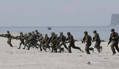 Lính thủy đánh bộ Philippines và Mỹ trong một cuộc tập trận chung gần đây Ảnh: AP