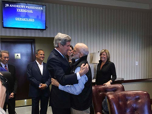 Ngoại trưởng Mỹ John Kerry (trái) chào mừng công dân Mỹ Alan Gross hồi hương sau 5 năm bị giam ở Cuba Ảnh: REUTERS