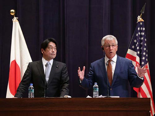 Bộ trưởng Quốc phòng Mỹ Chuck Hagel (phải) phát biểu tại cuộc họp báo với người đồng cấp Nhật Bản Itsunori Onodera ở Tokyo hôm 6-4 Ảnh: AP