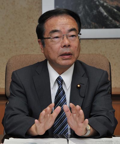 Bộ trưởng Môi trường Nhật Yoshio Mochizuki thừa nhận sai sót liên quan đến quỹ chính trị nhưng không từ chức Ảnh: JAPAN TIMES
