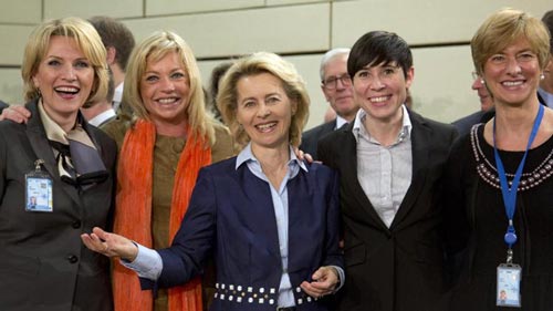 Từ tr&aacute;i sang: C&aacute;c nữ bộ trưởng quốc ph&ograve;ng Mimi Kodheli (Albania), Jeanine Hennis-Plasschaert (H&agrave; Lan), Ursula von der Leyen (Đức), Ine Marie Eriksen Soreide (Na Uy) v&agrave; Roberta Pinotti (&Yacute;) tại trụ sở NATO Ảnh: AP
