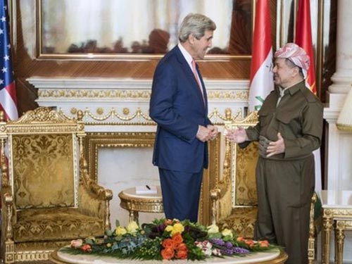Ngoại trưởng Mỹ John Kerry gặp gỡ thủ lĩnh người Kurd Massoud Barzani ở Irbil hôm 24-6 Ảnh: REUTERS