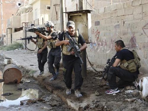 Lực lượng đặc biệt Iraq đụng độ với quân nổi dậy ở thành phố Ramadi hôm 19-6 Ảnh: REUTERS