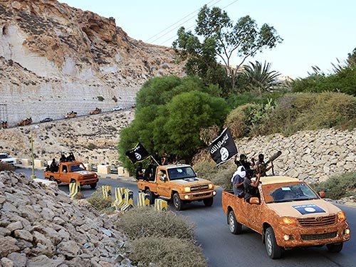Các tay súng của một nhóm vũ trang tuyên thệ trung thành với IS ở TP Derna - Libya Ảnh: REUTERS