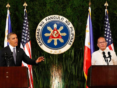 Tổng thống Mỹ Barack Obama (trái) và Tổng thống Philippines Benigno Aquino tại cuộc họp báo chung hôm 28-4 Ảnh: REUTERS