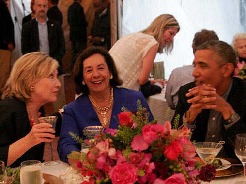 Tổng thống Mỹ Barack Obama (phải) trò chuyện với bà Hillary Clinton (trái) tại một buổi tiệc hôm 13-8 Ảnh: NEW YORK DAILY NEWS