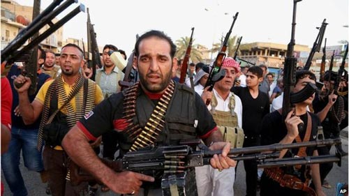 Các tay súng dòng Shiite ở Iraq sẵn sàng bảo vệ thủ đô Baghdad, chống lại ISIL Ảnh: AP