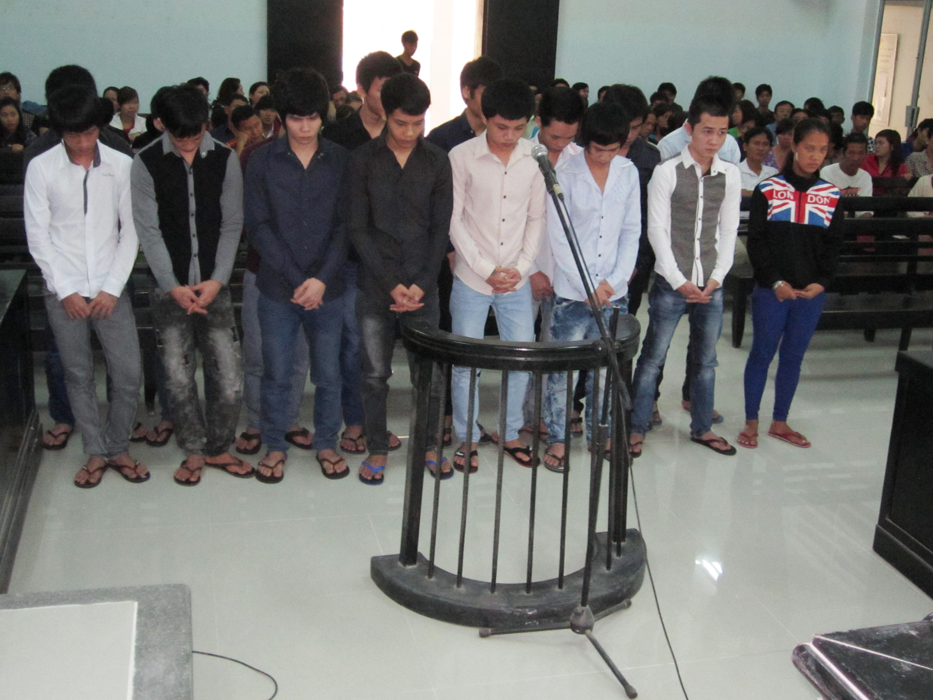 16 bị c&aacute;o trước v&agrave;nh m&oacute;ng ngựa