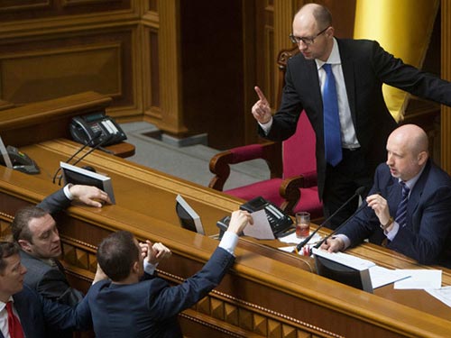 Ukraine ôm chiếc phao khắc khổ