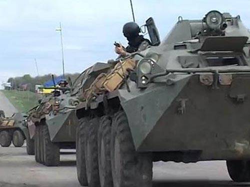 Binh sĩ Ukraine bước v&agrave;o giai đoạn 2 &ldquo;chiến dịch chống khủng bố&rdquo; ở TP Slavyansk h&ocirc;m 25-4 Ảnh: NEWSRU.UA