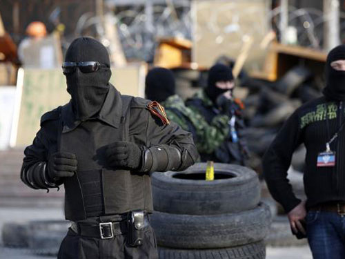 Một người biểu tình ủng hộ Nga canh gác bên ngoài tòa nhà chính quyền ở Donetsk ngày 22-4 Ảnh: REUTERS