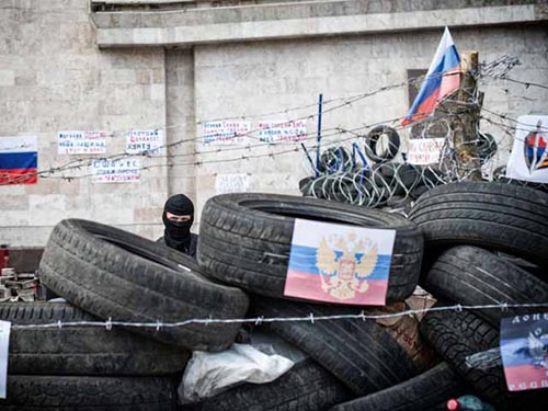 Người biểu t&igrave;nh th&acirc;n Nga ở Donetsk gia cố tuyến ph&ograve;ng thủ xung quanh t&ograve;a nh&agrave; h&agrave;nh ch&iacute;nh. Ảnh: GLOBAL LOOK PRESS