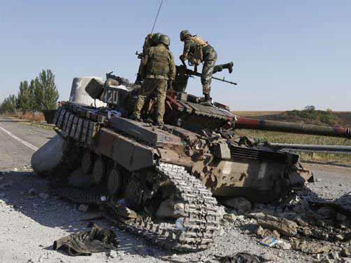 Xe tăng bị hư hại v&igrave; chiến sự ở ngoại &ocirc; TP Mariupol h&ocirc;m 6-9 Ảnh: REUTERS