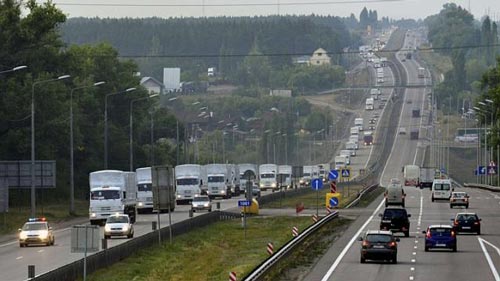 Đo&agrave;n xe chở h&agrave;ng viện trợ Nga tại th&agrave;nh phố Voronezh ng&agrave;y 12-8 Ảnh: REUTERS