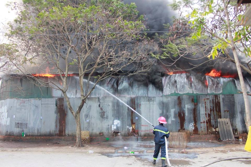 Kho hàng ngập trong lửa
