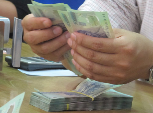 Kh&aacute;ch h&agrave;ng khi vay vốn cần đọc kỹ hợp đồng t&iacute;n dụng, nhất l&agrave; c&aacute;c điều khoản li&ecirc;n quan đến việc phạt trả nợ trước hạn