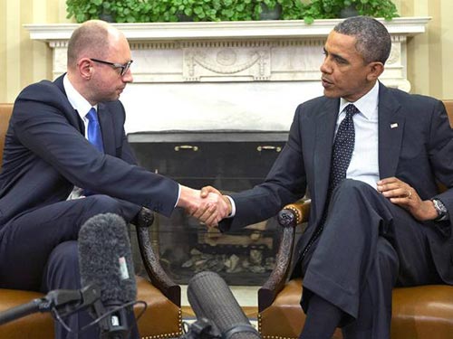 Thủ tướng Ukraine Arseniy Yatsenyuk (tr&aacute;i) v&agrave; Tổng thống Mỹ Barack Obama
tại Nh&agrave; Trắng ng&agrave;y 12-3 Ảnh: AP