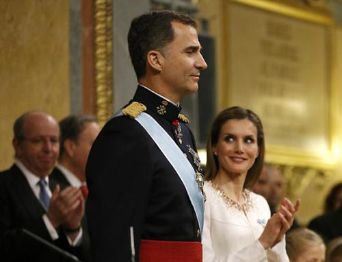 Vua Felipe VI v&agrave; ho&agrave;ng hậu Letizia trong lễ đăng quang  Ảnh: REUTERS