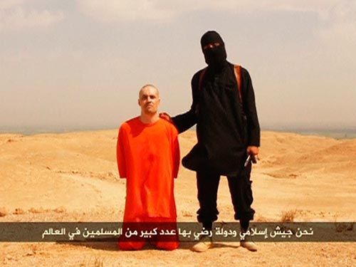 Ảnh chụp từ đoạn video được cho l&agrave; ghi lại cảnh nh&agrave; b&aacute;o James Wright Foley bị chặt đầu. Ảnh: Reuters
