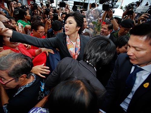 Bà Yingluck giữa những người ủng hộ sau phán quyết ngày 7-5 Ảnh: REUTERS