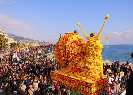 Diễu hành Mimosa Festival ở Menton (giáp Ý)