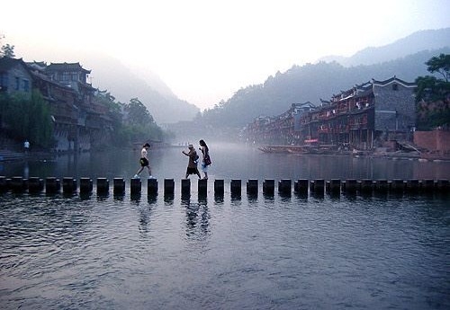 Lạc v&agrave;o thế giới kiếm hiệp c&ugrave;ng những thị trấn cổ đẹp như mơ