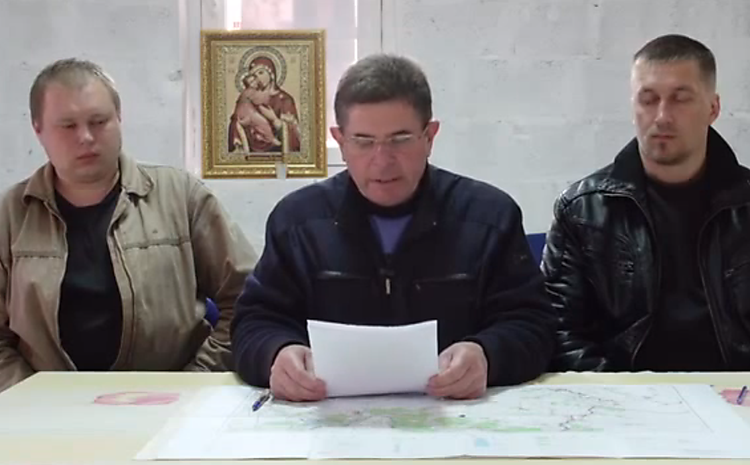 Ông Anatoly Vizir (giữa) phát biểu trên YouTube. Ảnh: news.pn