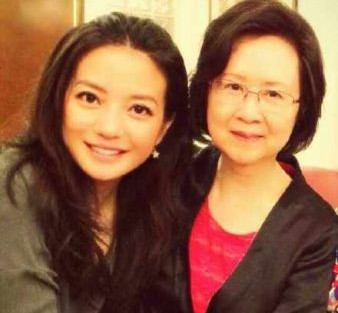 Triệu Vy đưa chồng con thăm văn sĩ Quỳnh Dao