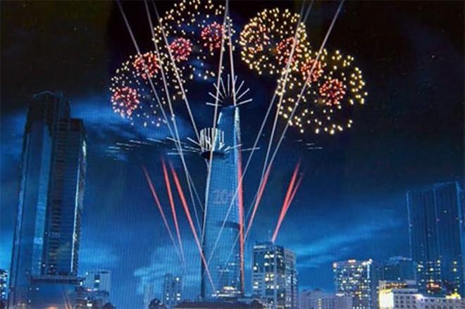 Pháo hoa đêm giao thừa mừng năm mới 2015 được bắn ra thân tòa nhà Bitexco