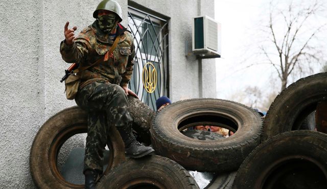 Những người ủng hộ Nga đặt r&agrave;o chắn tại Slaviansk h&ocirc;m 12-4. Ảnh: Reuters