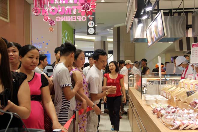 C&aacute;c cửa h&agrave;ng b&aacute;n đồ ăn sẵn l&agrave; nơi thu h&uacute;t được rất nhiều kh&aacute;ch h&agrave;ng nhất