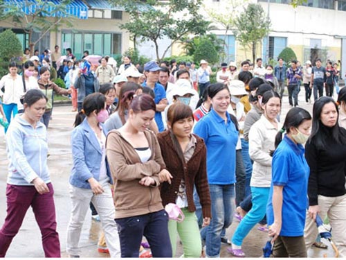 Nên bảo đảm thời gian làm việc 8 giờ mỗi ngày, trả lương đủ sống hơn là ép công nhân làm quần quật cả năm đến kiệt sức, dẫn đến phản ứng, ngừng việc.