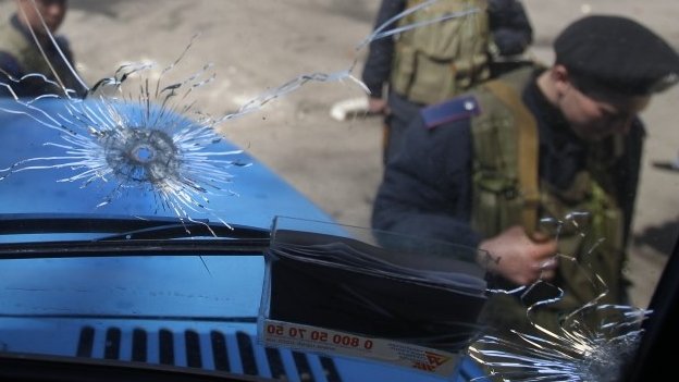 Những chứng cứ giao đấu ở TP Mariupol, miền Đông Ukraine. Ảnh: BBC