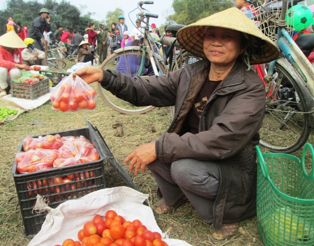 Một thứ kh&ocirc;ng thể thiếu ở chợ Chuộng đ&oacute; ch&iacute;nh l&agrave; c&agrave; chua