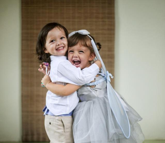 Vẻ kh&aacute;u khỉnh của b&eacute; T&ocirc;m v&agrave; T&eacute;p (t&ecirc;n gọi ở nh&agrave; của hai con) đ&atilde; thu h&uacute;t sự ch&uacute; &yacute; của những người xung quanh.