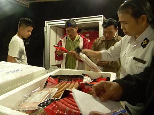 Khi “soi” kỹ lô hàng, đoàn kiểm tra ở cửa ngõ phía Đông TP HCM phát hiện hàng quá hạn sử dụngẢnh: NGỌC ÁNH