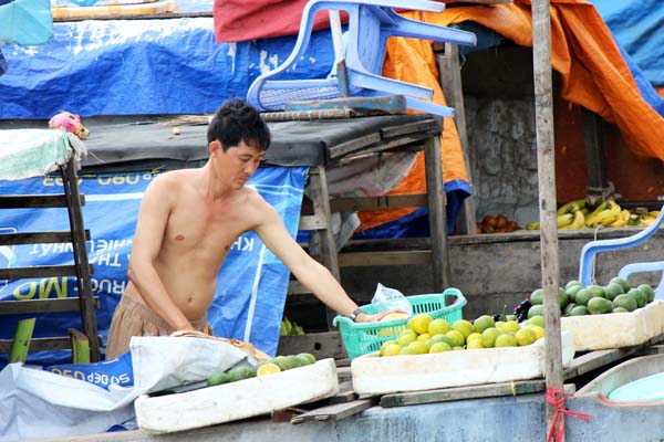 Tại khu chợ nổi này, trái cây không chỉ bán sỉ, mà còn được bán lẻ với giá khá rẻ