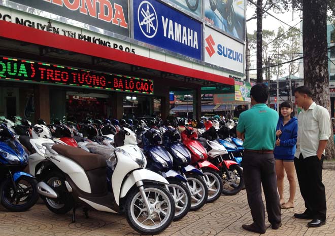 Lợi dụng t&acirc;m l&yacute; đ&aacute;m đ&ocirc;ng của kh&aacute;ch h&agrave;ng, c&aacute;c cửa h&agrave;ng v&ocirc; tư gi&aacute; nhiều loại xe m&aacute;y.