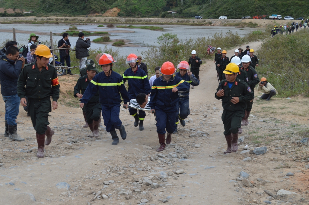 Trong l&uacute;c chờ đợi, c&ocirc;ng an TP HCM, c&ocirc;ng an L&acirc;m Đồng c&ugrave;ng sở Y tế tỉnh L&acirc;m Đồng diễn tập cứu hộ c&aacute;c nạn nh&acirc;n trong trường hợp c&aacute;c nạn nh&acirc;n yếu sức khi ra ngo&agrave;i