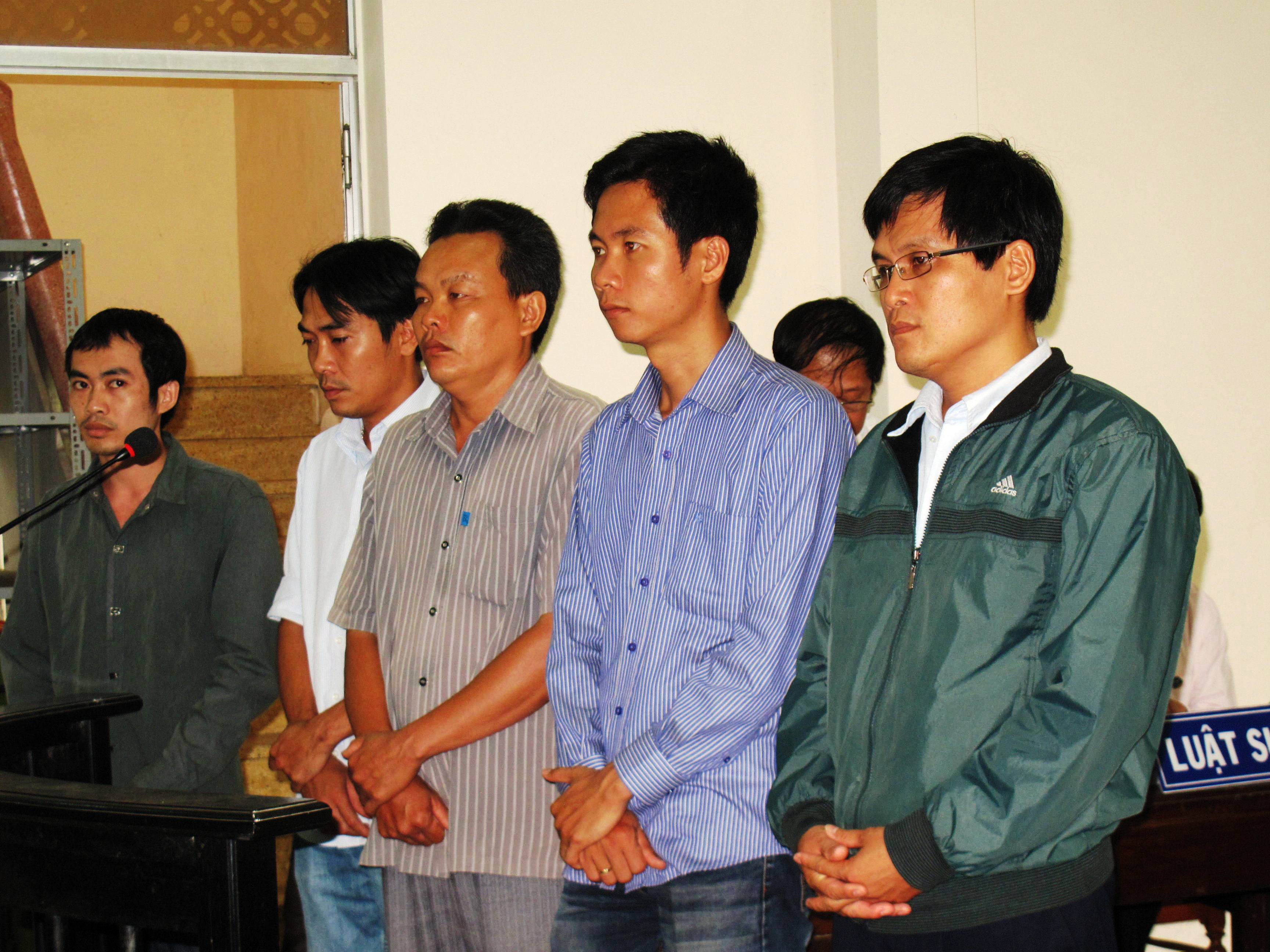 C&aacute;c bị c&aacute;o ra v&agrave;nh m&oacute;ng ngựa trong phi&ecirc;n t&ograve;a s&aacute;ng 29-3