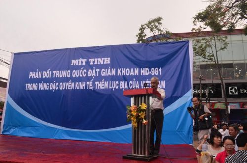 Mít tinh phản đối Trung Quốc xâm phạm chủ quyền Việt Nam tại TP Cần Thơ