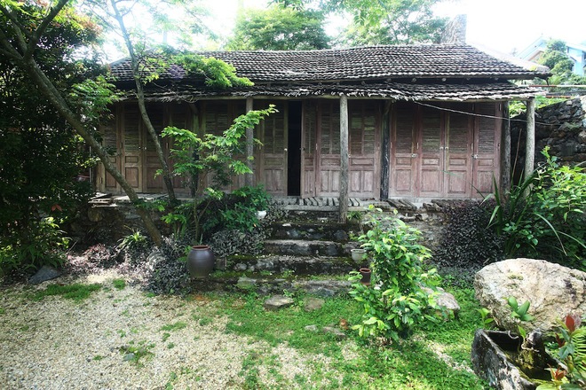 Khu nh&agrave; nằm tr&ecirc;n diện t&iacute;ch 500 m2 gồm 3 cấp từ tr&ecirc;n xuống. Phần tr&ecirc;n c&ugrave;ng l&agrave; s&acirc;n để xe, bước xuống một cấp l&agrave; khu nh&agrave; gỗ c&ugrave;ng vườn c&acirc;y.