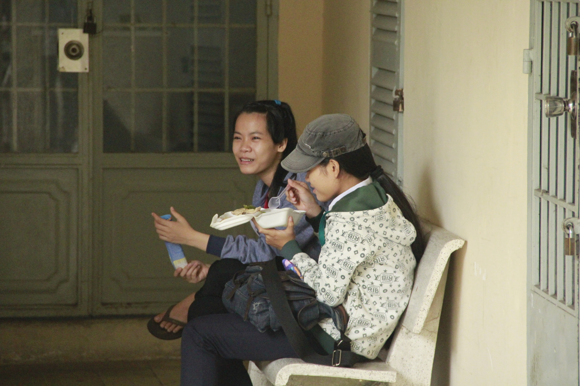 Bữa trưa vội vã của thí sinh nghèo