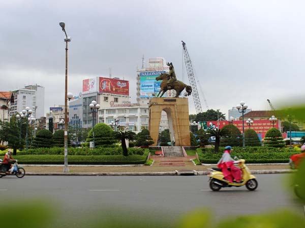 Sắp tới, tượng đ&agrave;i Trần Nguy&ecirc;n H&atilde;n tại khu vực v&ograve;ng xoay trước chợ Bến Th&agrave;nh sẽ được di dời về c&ocirc;ng vi&ecirc;n Ph&uacute; L&acirc;m (quận 6) để phục vụ dự &aacute;n x&acirc;y dựng nh&agrave; ga tuyến Metro số 1.