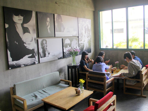 She Cafe có diện tích khá nhỏ nhưng có ban công, cùng với những chậu cây xanh, khóm hoa nhỏ nhắn.